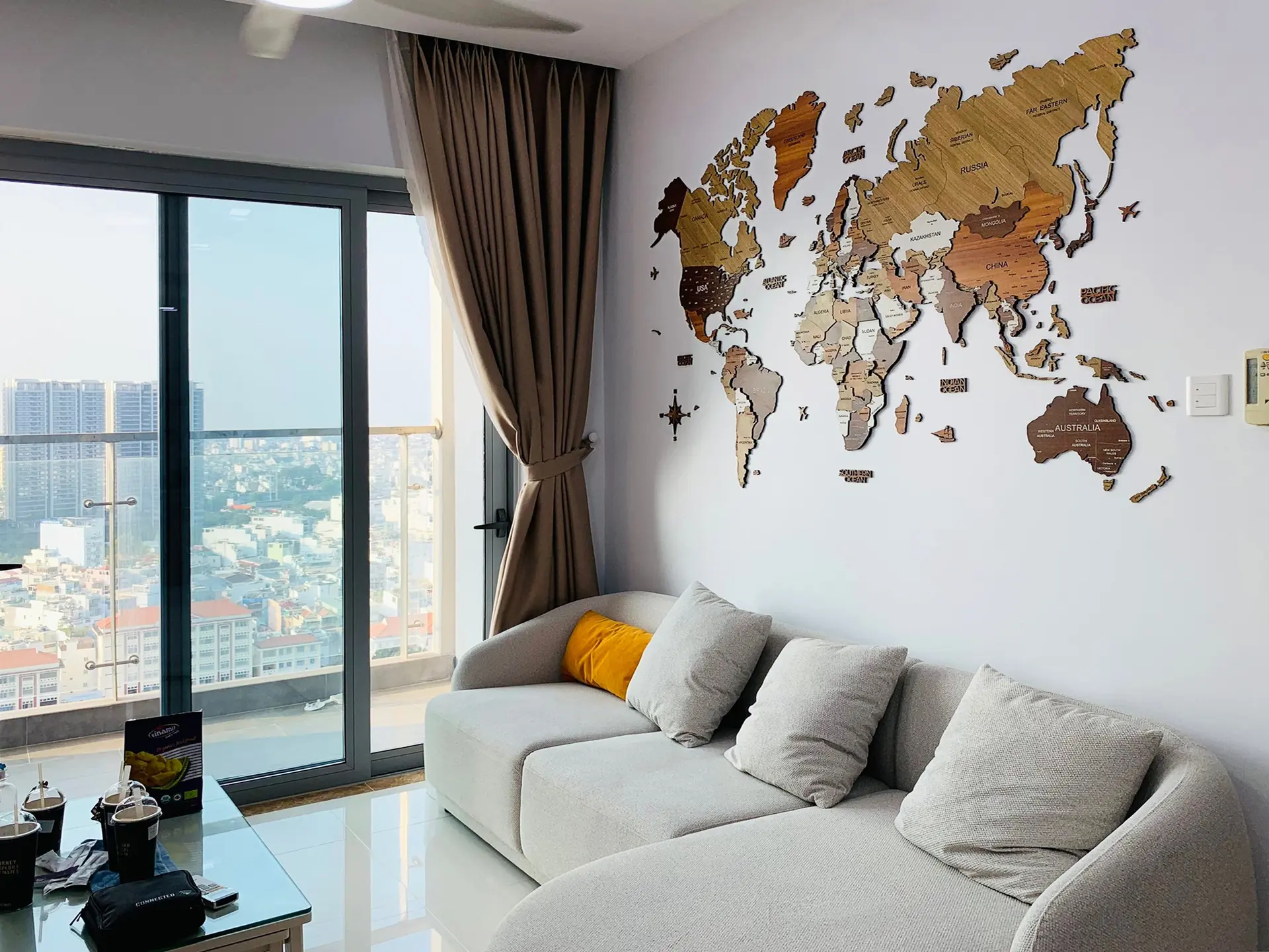 Bản đồ trang trí gỗ tại phòng khách